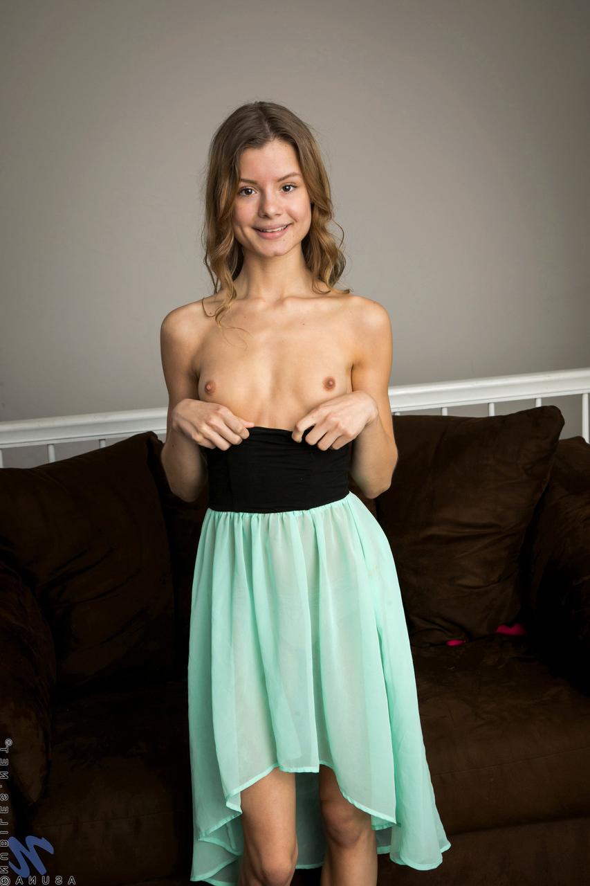 20P A linda gata Asuna tira o vestido e brinca suavemente com sua buceta