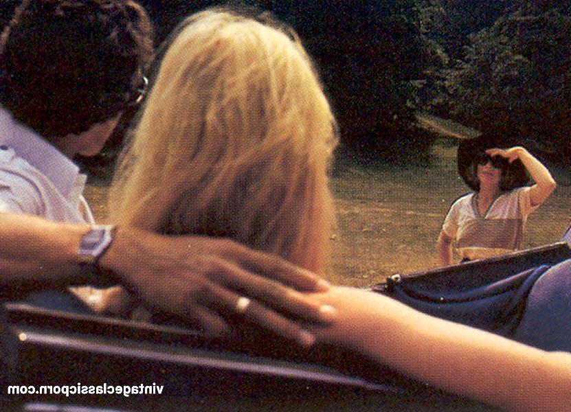 18P Garotas excitadas fazem um passeio a cavalo antes de compartilhar uma ereção rígida em um trio vintage