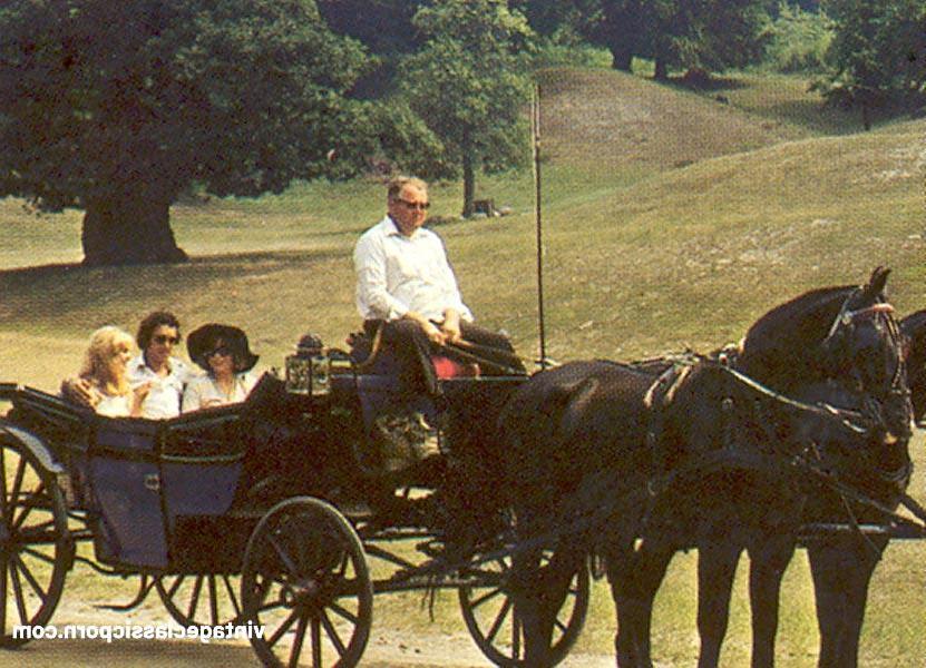 18P Garotas excitadas fazem um passeio a cavalo antes de compartilhar uma ereção rígida em um trio vintage
