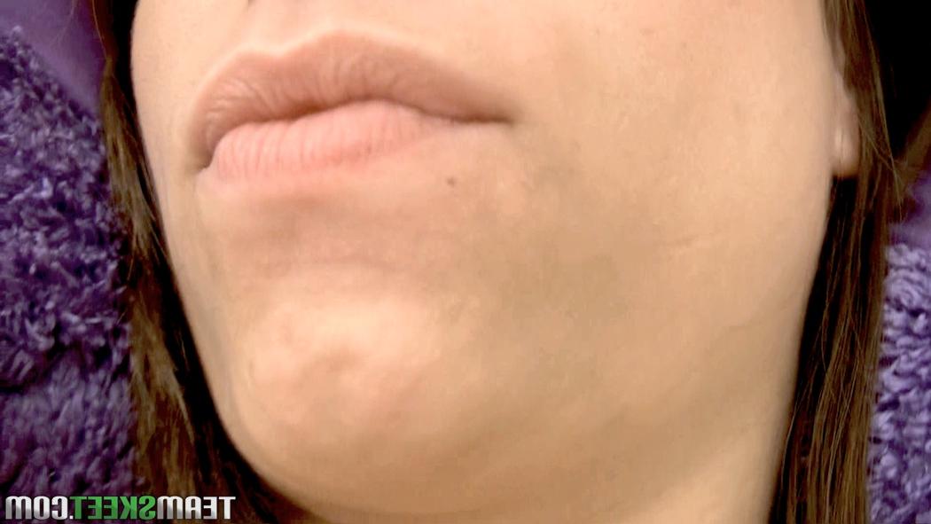 17P Die hübsche Teenagerin Riley Jensen masturbiert ihre fleischige Muschi solo mit einem Dildo