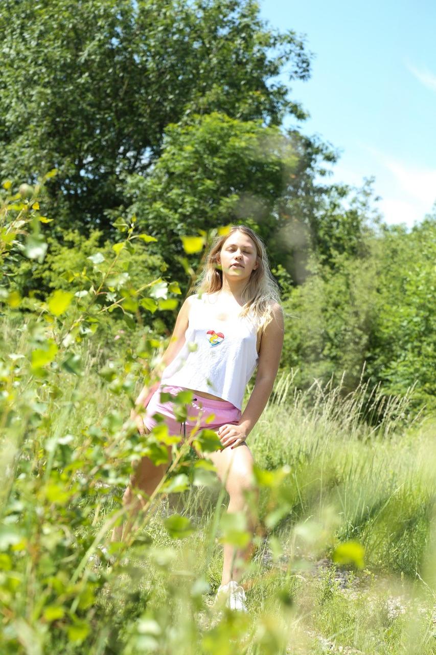 20P A adolescente russa gostosa Selvaggia se despe e se dedilha na natureza