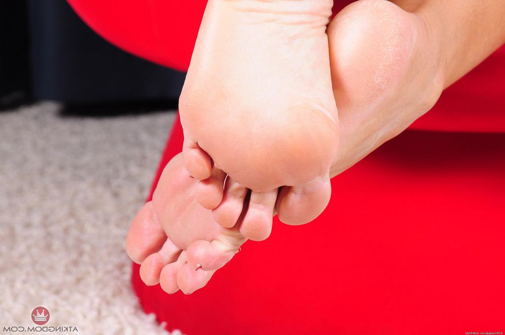 16P Playful mature fatty Stephanie licks her sexy toes and shows her feet and twat
