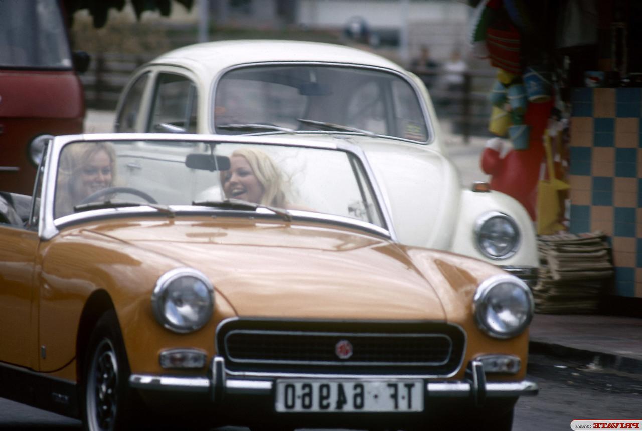 15P Vintage babes in short skirts pick up a rich local for tourist sex