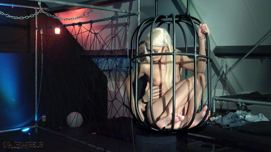 16P Platinblonde Sexsklavin wird gefickt, nachdem sie aus ihrem Käfig entlassen wurde