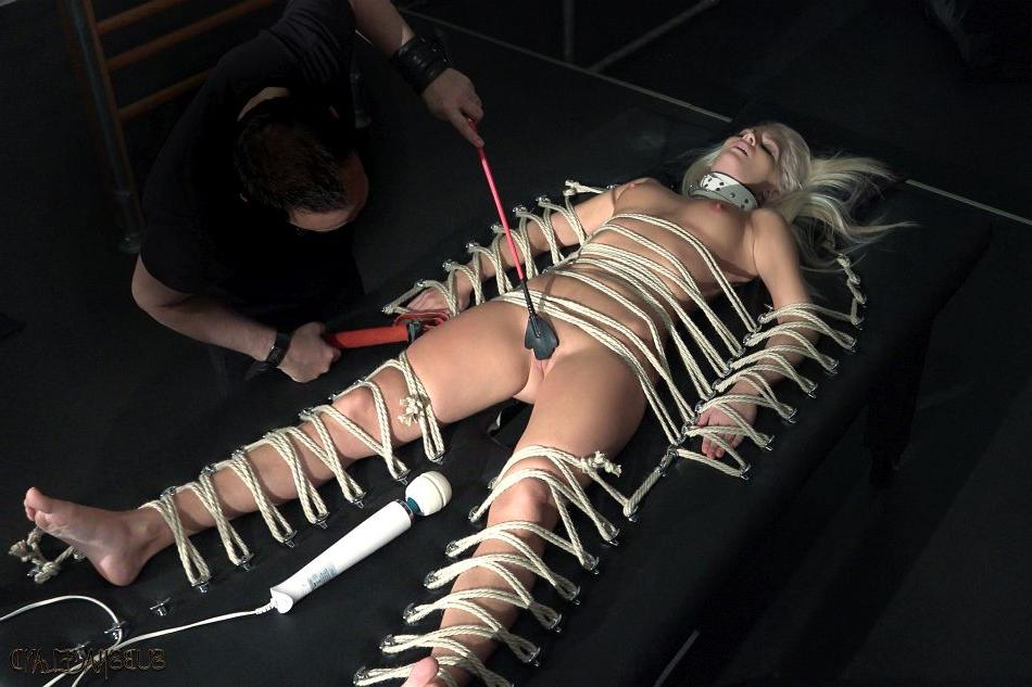 16P Platinblonde Sexsklavin wird gefickt, nachdem sie aus ihrem Käfig entlassen wurde
