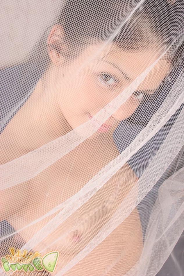 15P Dieser süße brünette Teenager zieht sich auf verführerische Weise völlig nackt aus