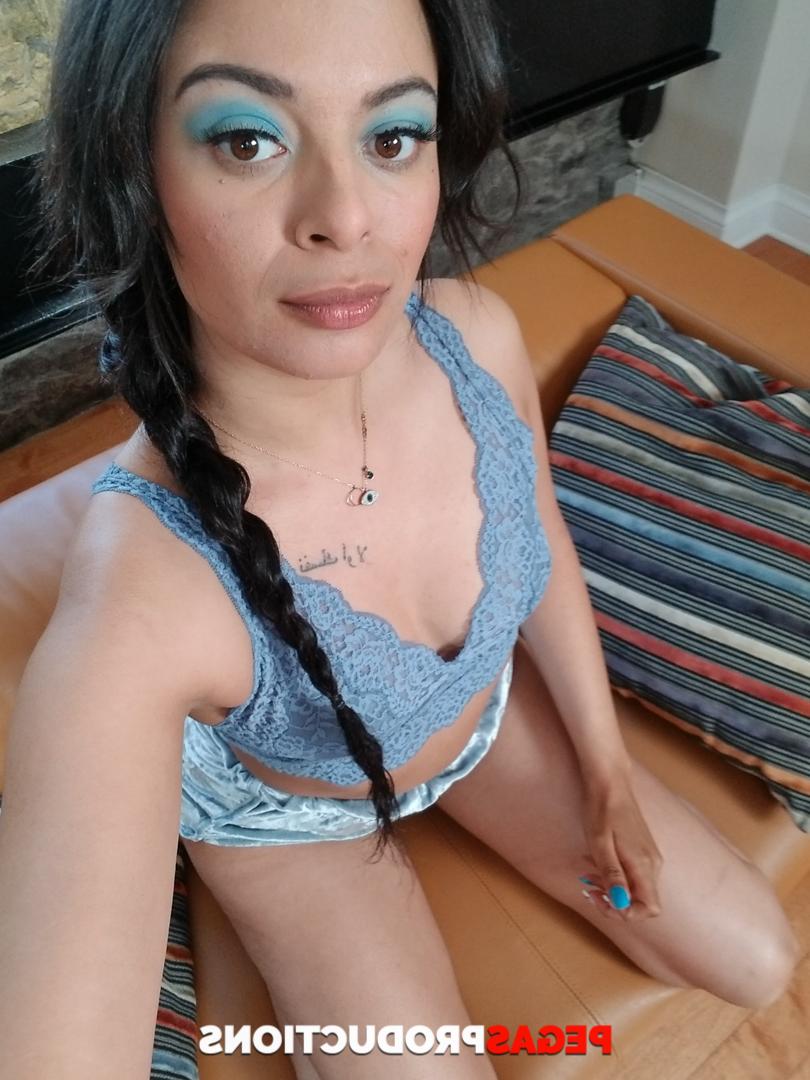 20P Attractive amateur dolls stripping and exposing their sexy natural bodies