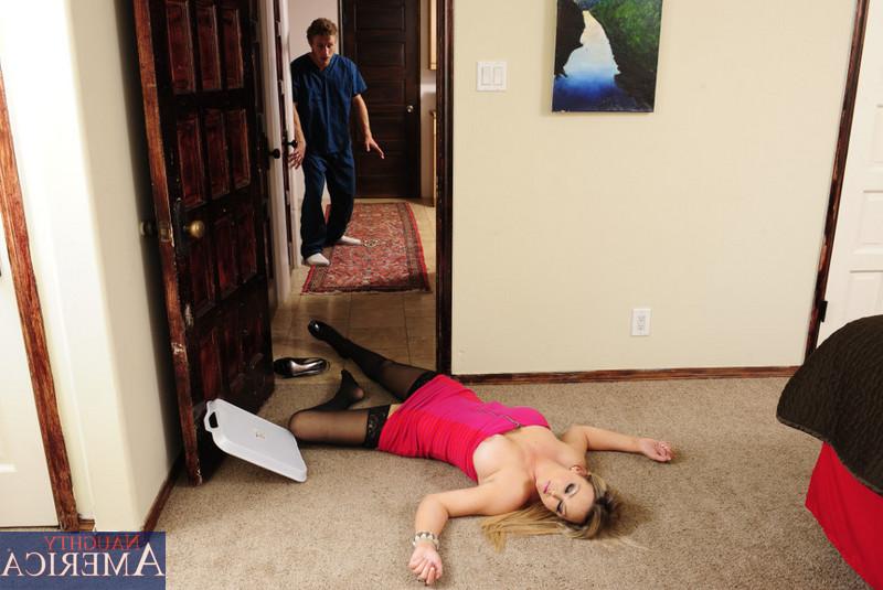 12P La MILF blonde Abbey Brooks a des relations sexuelles avec un homme après avoir été réanimée