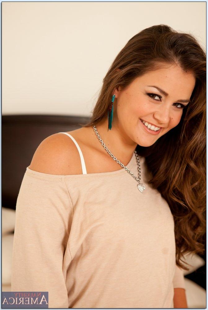 16P Petite latina gata Allie Haze se despindo e posando nua na cama