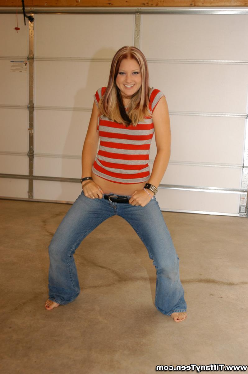 12P Tiffany, une adolescente aux pieds nus, modèle non nue dans un jean à pattes d'éléphant dans le garage.