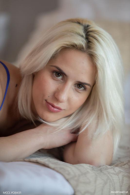 16P Adolescente loira destaca sua bunda apertada depois de ficar nua na cama