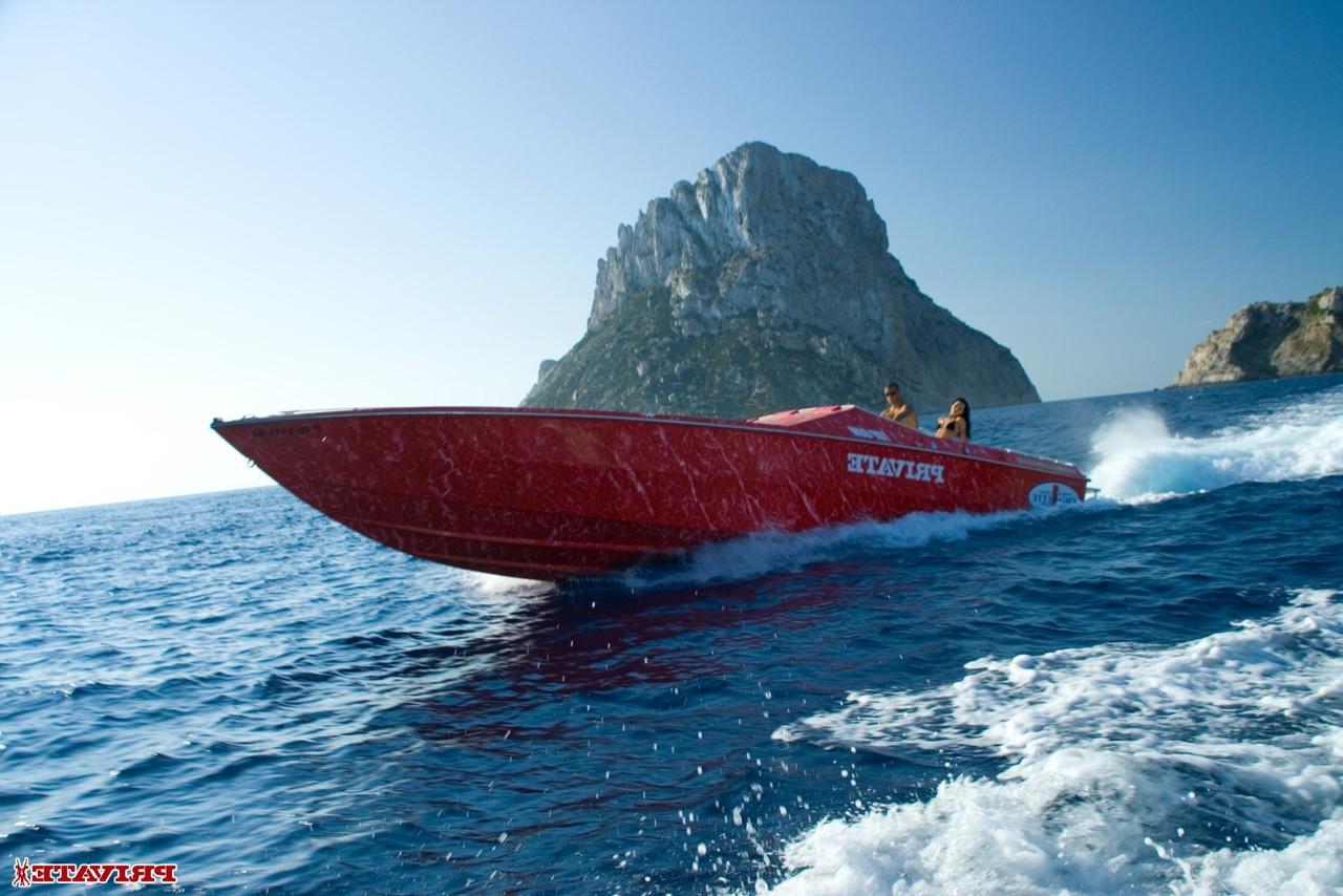 20P A pornstar europeia nua Suzie Diamond fode os dois buracos em um barco