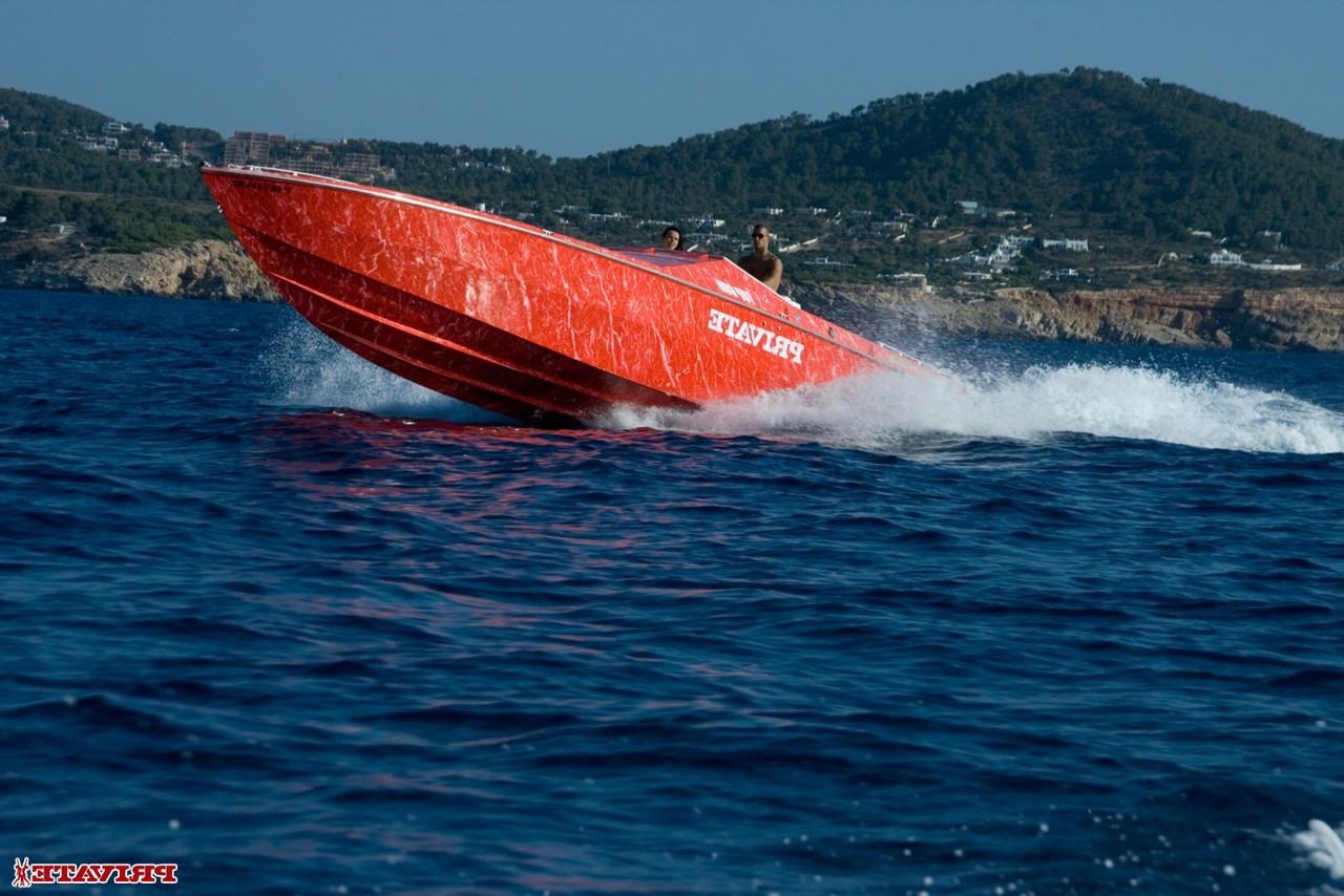 20P A pornstar europeia nua Suzie Diamond fode os dois buracos em um barco