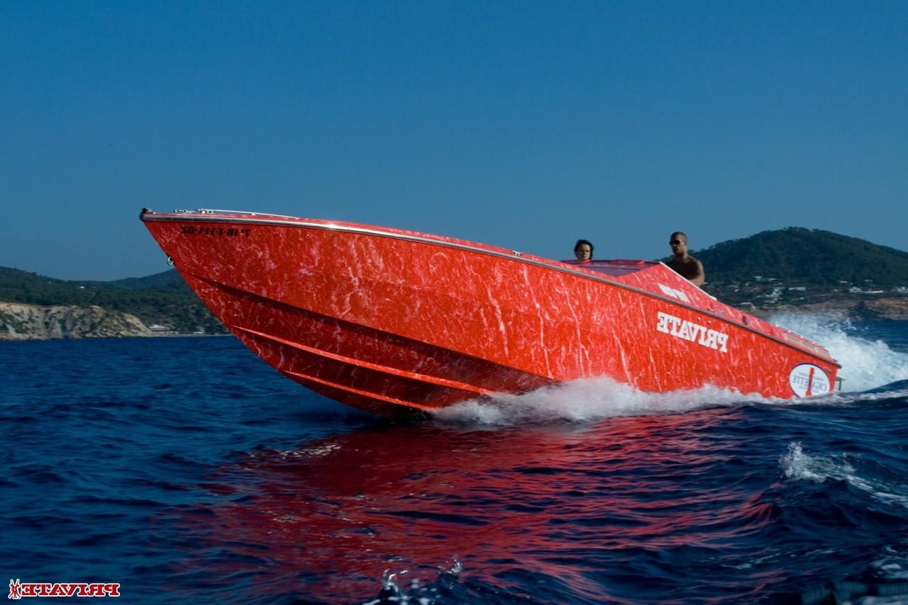 20P A pornstar europeia nua Suzie Diamond fode os dois buracos em um barco