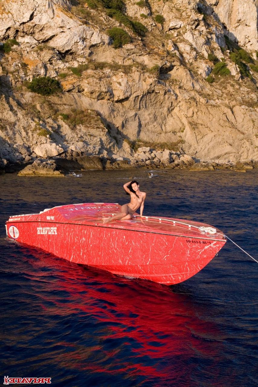 20P A pornstar europeia nua Suzie Diamond fode os dois buracos em um barco