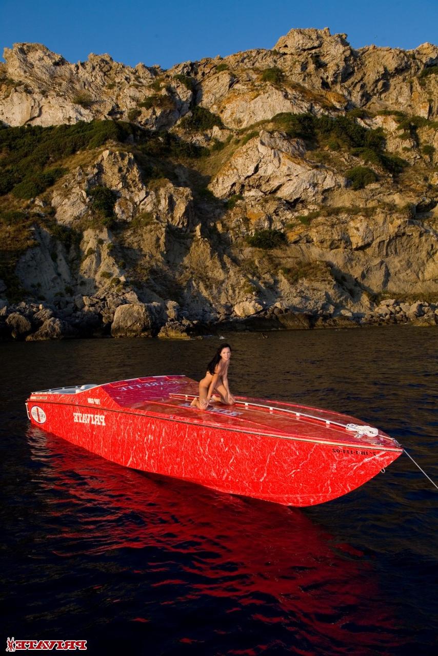 20P A pornstar europeia nua Suzie Diamond fode os dois buracos em um barco
