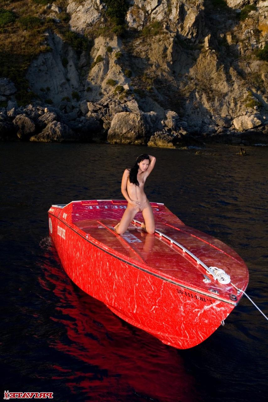 20P A pornstar europeia nua Suzie Diamond fode os dois buracos em um barco