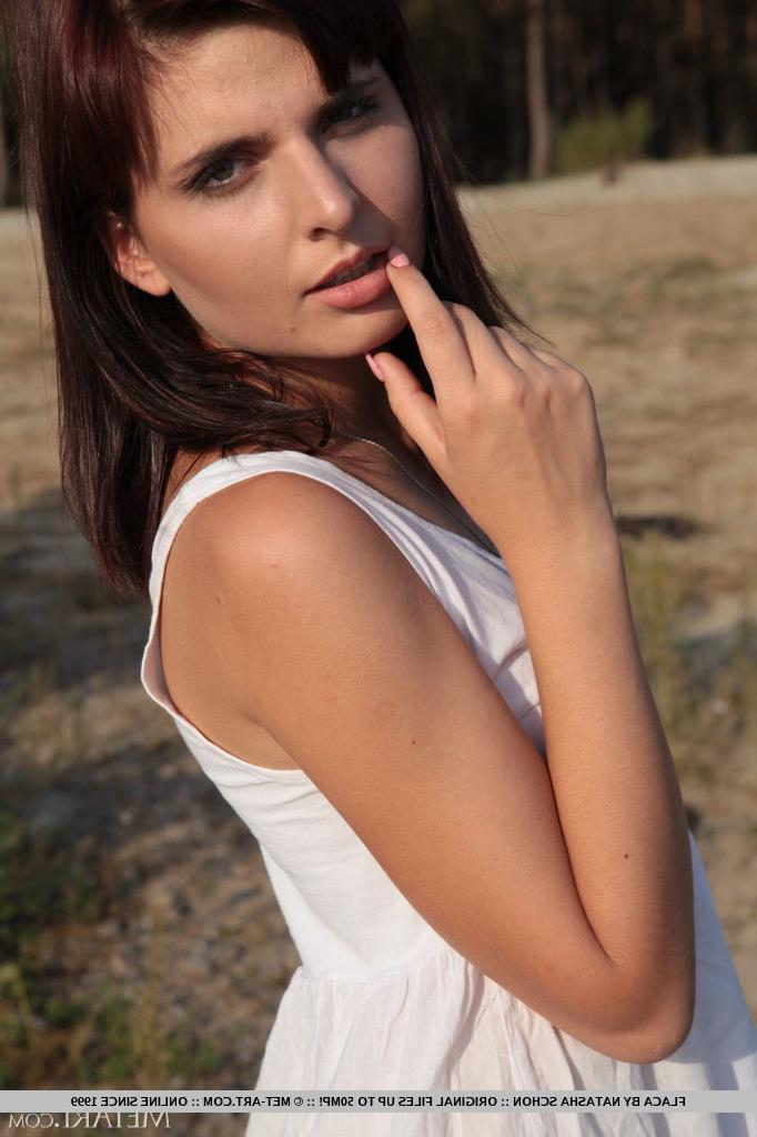 18P La jolie fille Flaca se met complètement nue sur une plage de sable.