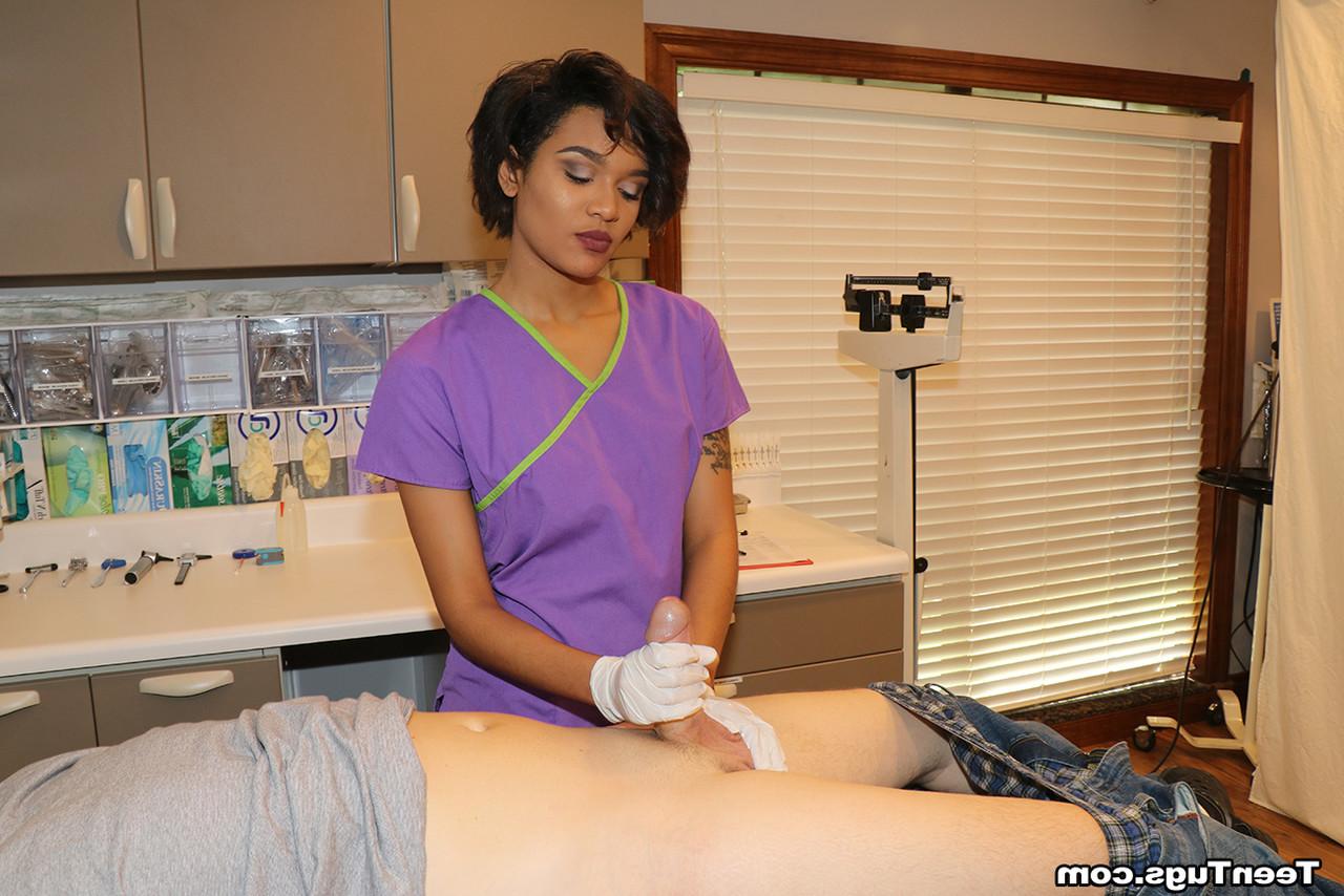 20P L'infirmière Jasmine Barnes donne une branlette à un étalon bien membré avec ses gants en latex.