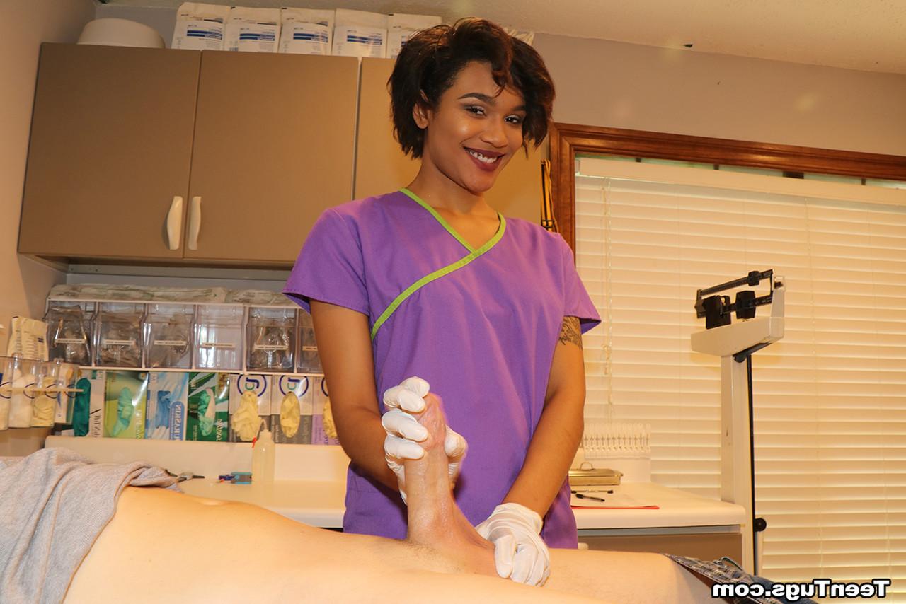 20P L'infirmière Jasmine Barnes donne une branlette à un étalon bien membré avec ses gants en latex.