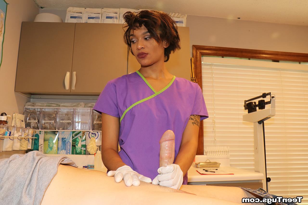 20P L'infirmière Jasmine Barnes donne une branlette à un étalon bien membré avec ses gants en latex.