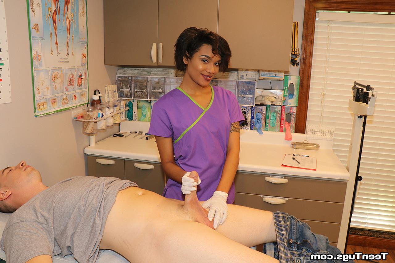 20P L'infirmière Jasmine Barnes donne une branlette à un étalon bien membré avec ses gants en latex.