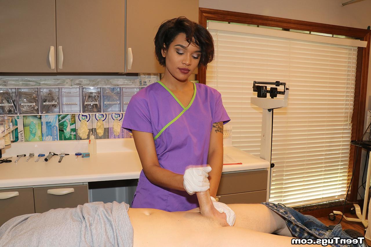 20P L'infirmière Jasmine Barnes donne une branlette à un étalon bien membré avec ses gants en latex.