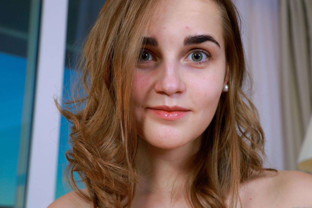20P A glamorosa adolescente Olga ZZ mostrando seus lindos seios naturais e buceta careca no sofá