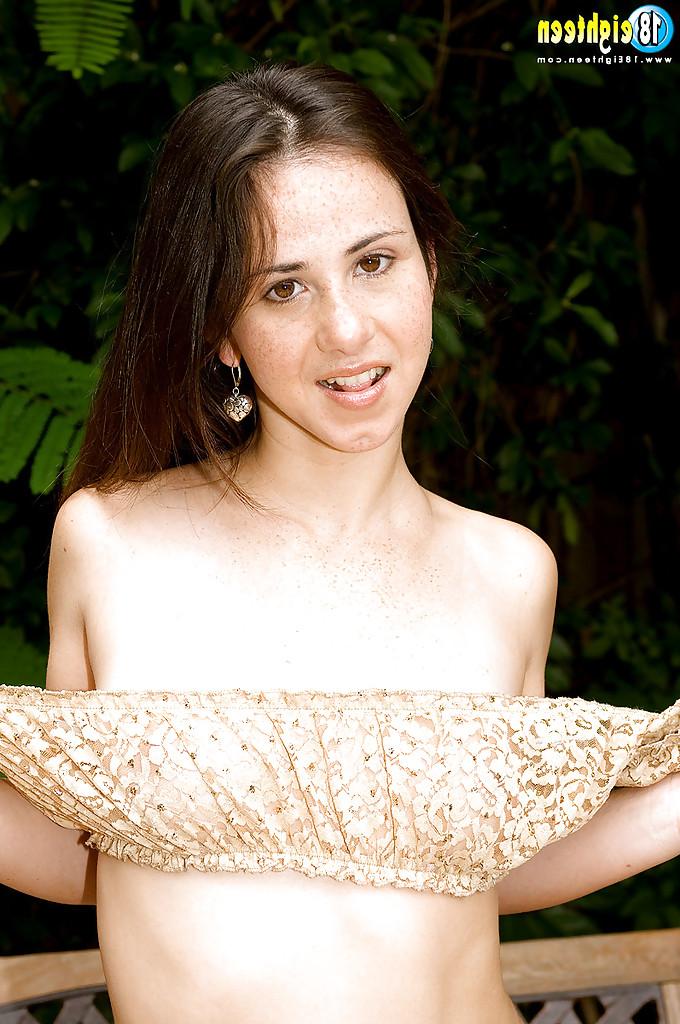 16P Linda adolescente Helena Lopez tiras e mostra bunda apertada ao ar livre