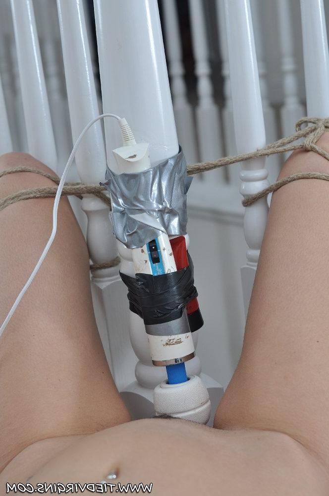 12P Nackte Brünette trägt einen Ballknebel, während sie gefesselt masturbiert