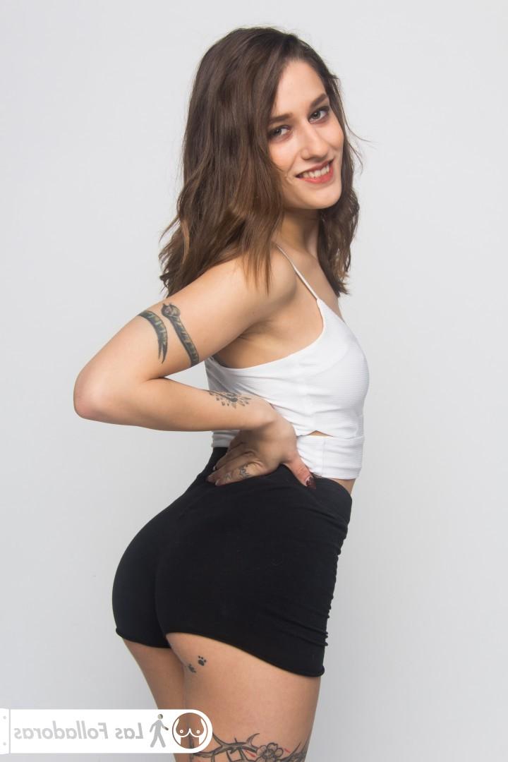 16P A megera tatuada espanhola Alexa Nasha tira a roupa e brinca com um vibrador grande e gordo