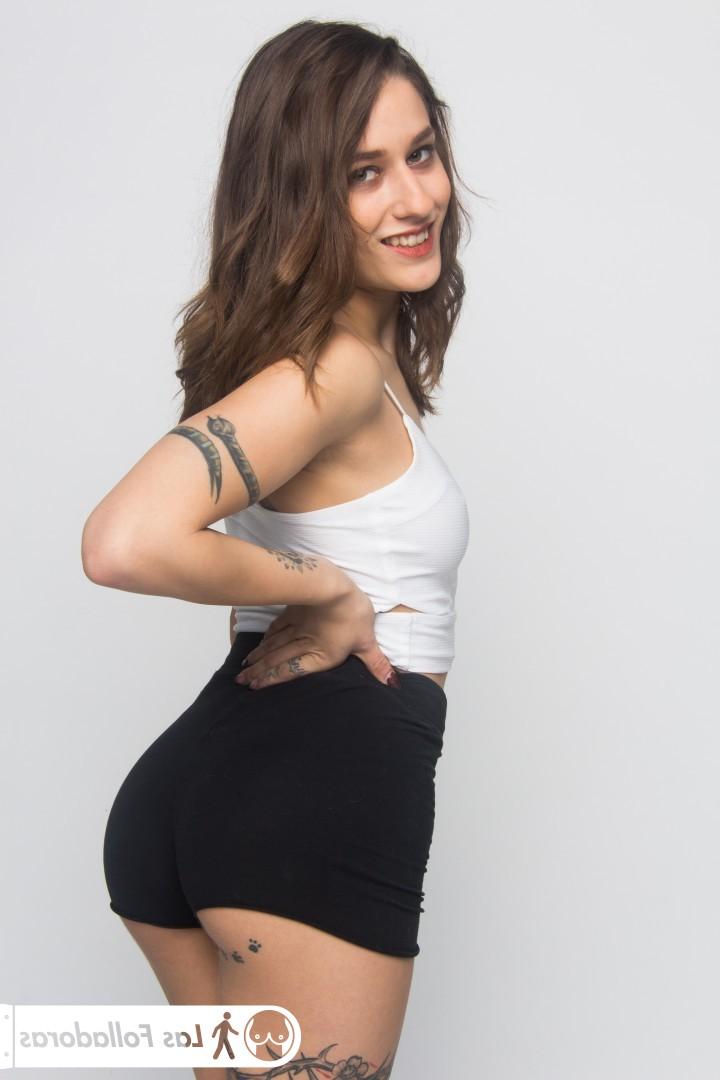 16P A megera tatuada espanhola Alexa Nasha tira a roupa e brinca com um vibrador grande e gordo