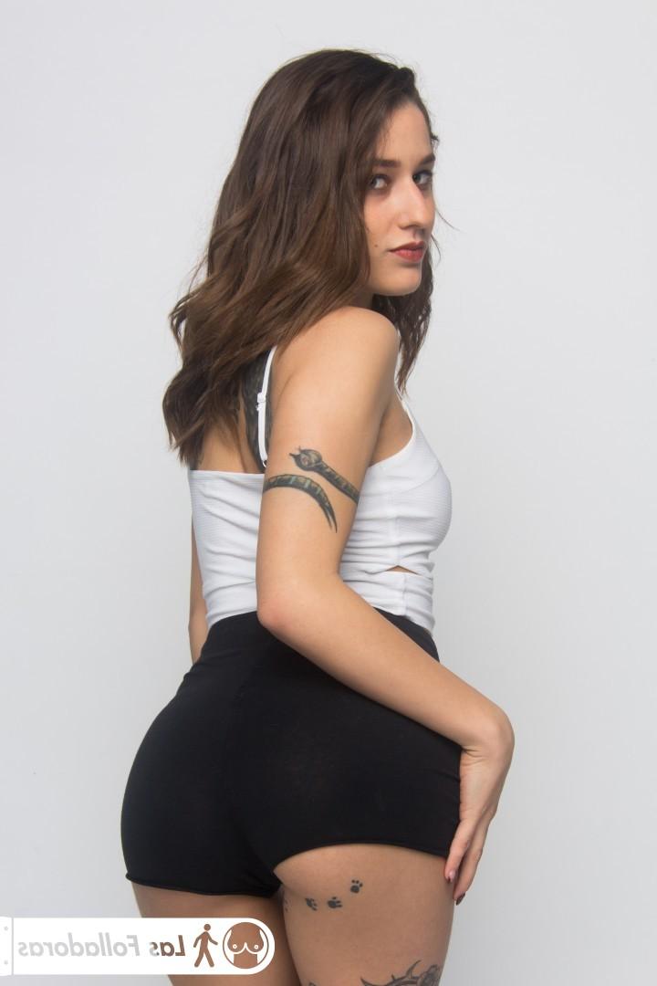 16P A megera tatuada espanhola Alexa Nasha tira a roupa e brinca com um vibrador grande e gordo