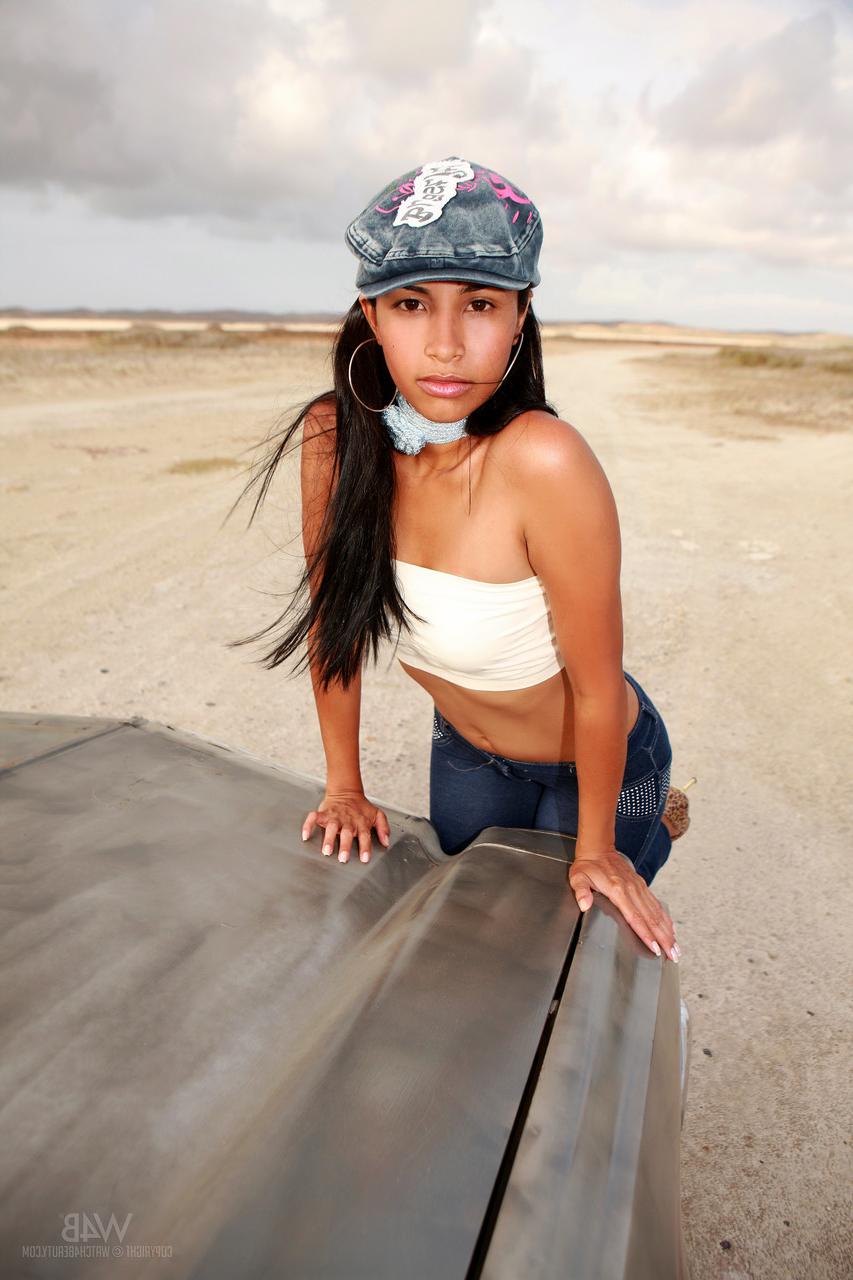 20P Das venezolanische Babe Ruth Medina stellt bei einem Outdoor-Striptease ihre natürlichen Titten zur Schau