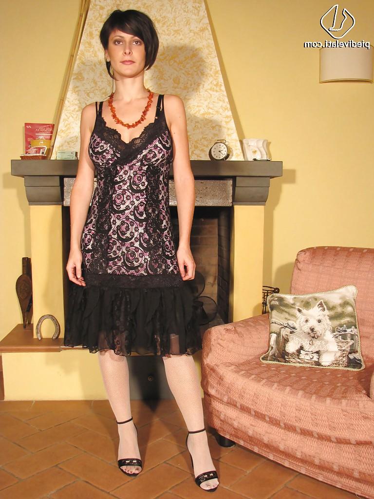16P Señora morena en pantimedias blancas le encanta mostrar sus pies