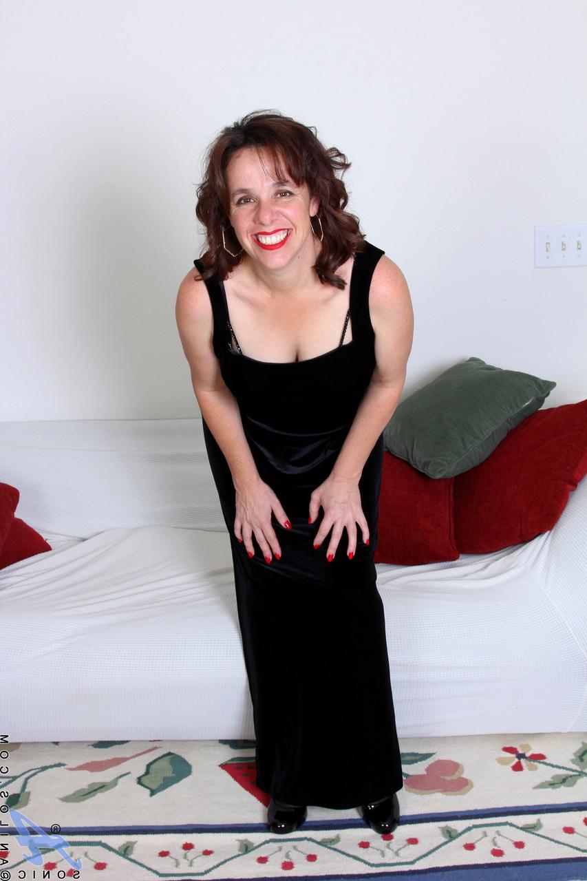 20P Die sexy MILF Sonic zieht ihr schwarzes Kleid und ihre Strümpfe aus und spreizt ihre rasierte Muschi