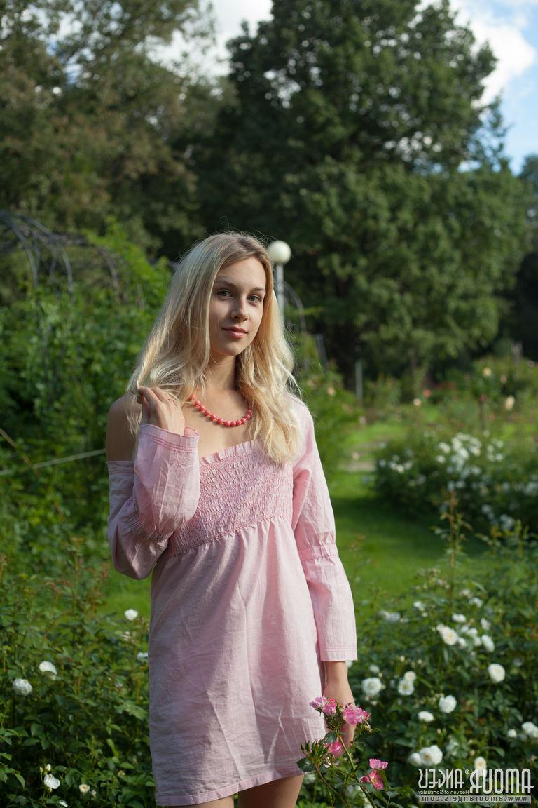 20P Blonde adventurist Dolly strips down naked at the local park