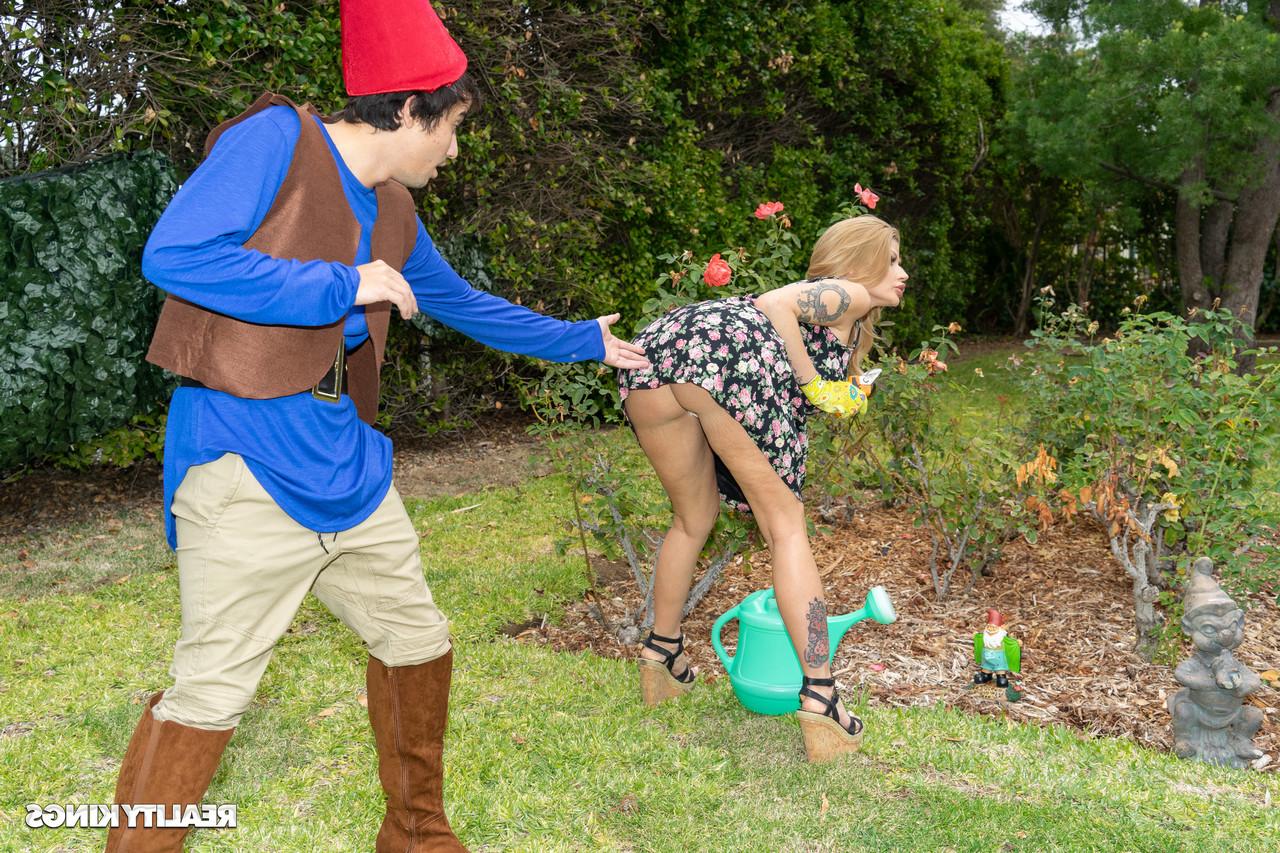 20P Stacked MILF Joslyn James enjoys wild hardcore sex with her gardener