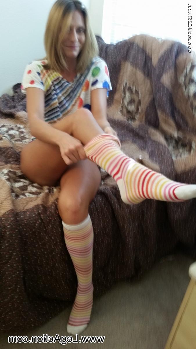20P Lonely amateur MILF Madison B strips her colorful outfit and masturbates