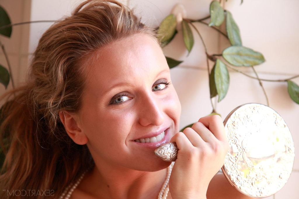 12P A garota solo europeia Whitney Conroy fazendo um barbear fresco em sua buceta