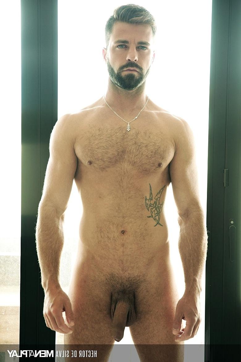 13P Urso gay sexy com barba Hector de Silva empurra o pau através de calças rasgadas