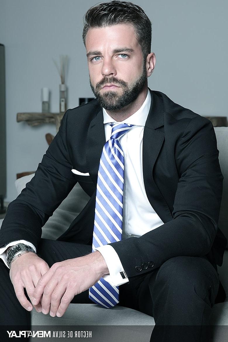13P Urso gay sexy com barba Hector de Silva empurra o pau através de calças rasgadas