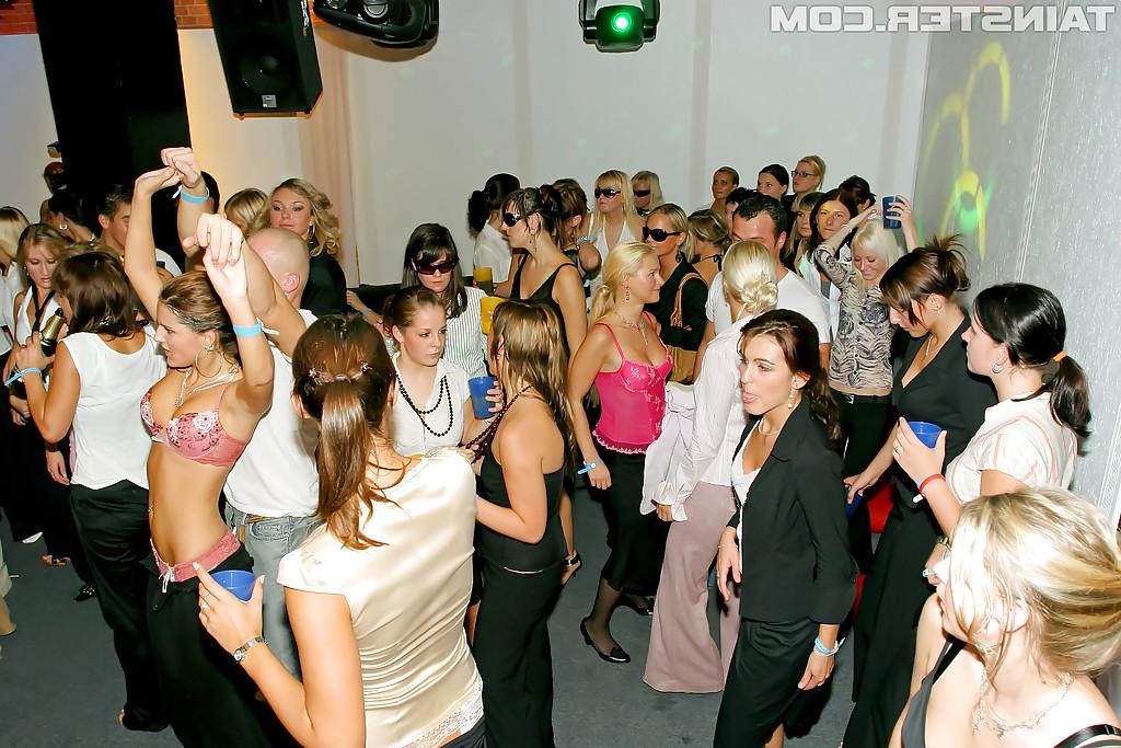 16P Garotas com tesão tirando e chupando paus de malestrippers na festa hardcore
