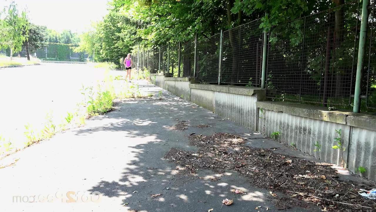 15P La delgada Eveline Neill se quita los pantalones cortos y se posa en una pared para orinar afuera