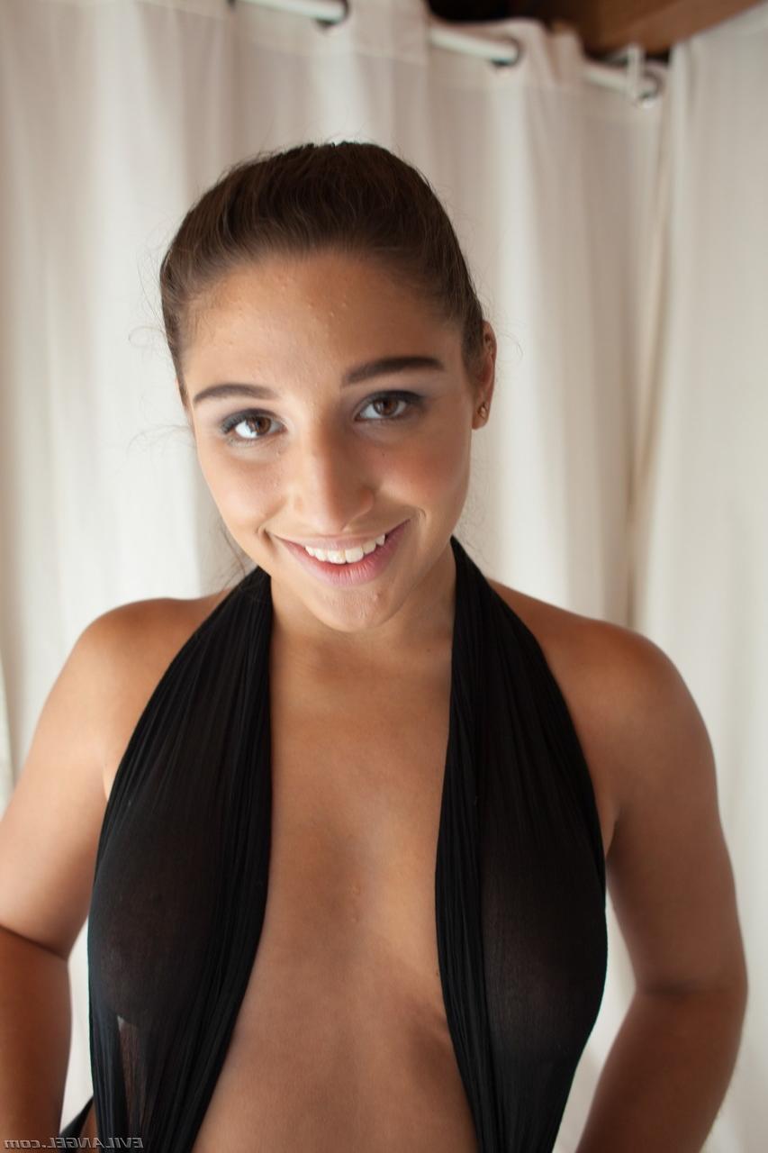 16P Menina morena brinca com sua lingerie enquanto mostra seu cuzinho apertado e buceta