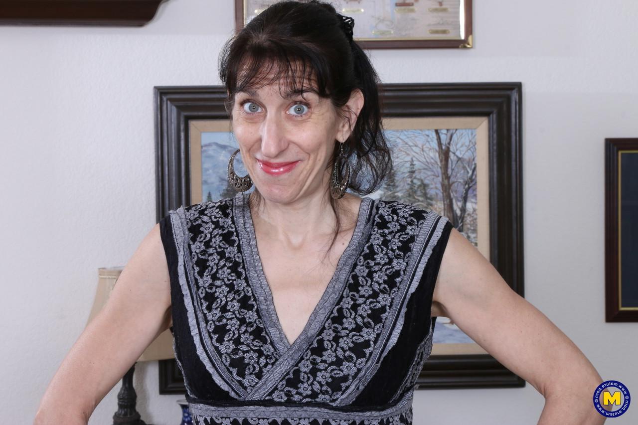 16P Vieja bruja se quita toda la ropa para debutar como modelo desnuda