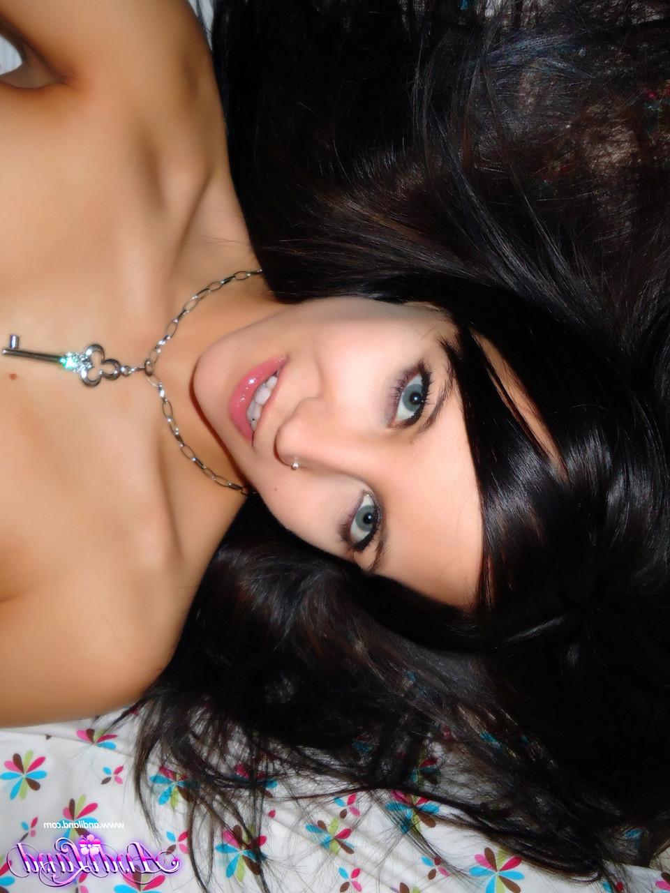 15P La joven flaca Andi Land se toma fotos mientras se baja el tanga