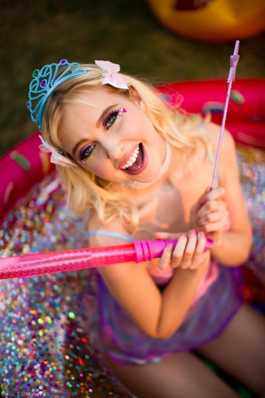 15P A linda adolescente loira Chloe Cherry fica nua em uma piscina infantil