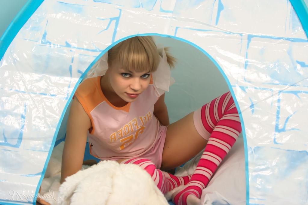 16P La encantadora joven rubia Cindy B se desnuda dentro de una tienda de campaña con medias hasta los muslos a rayas