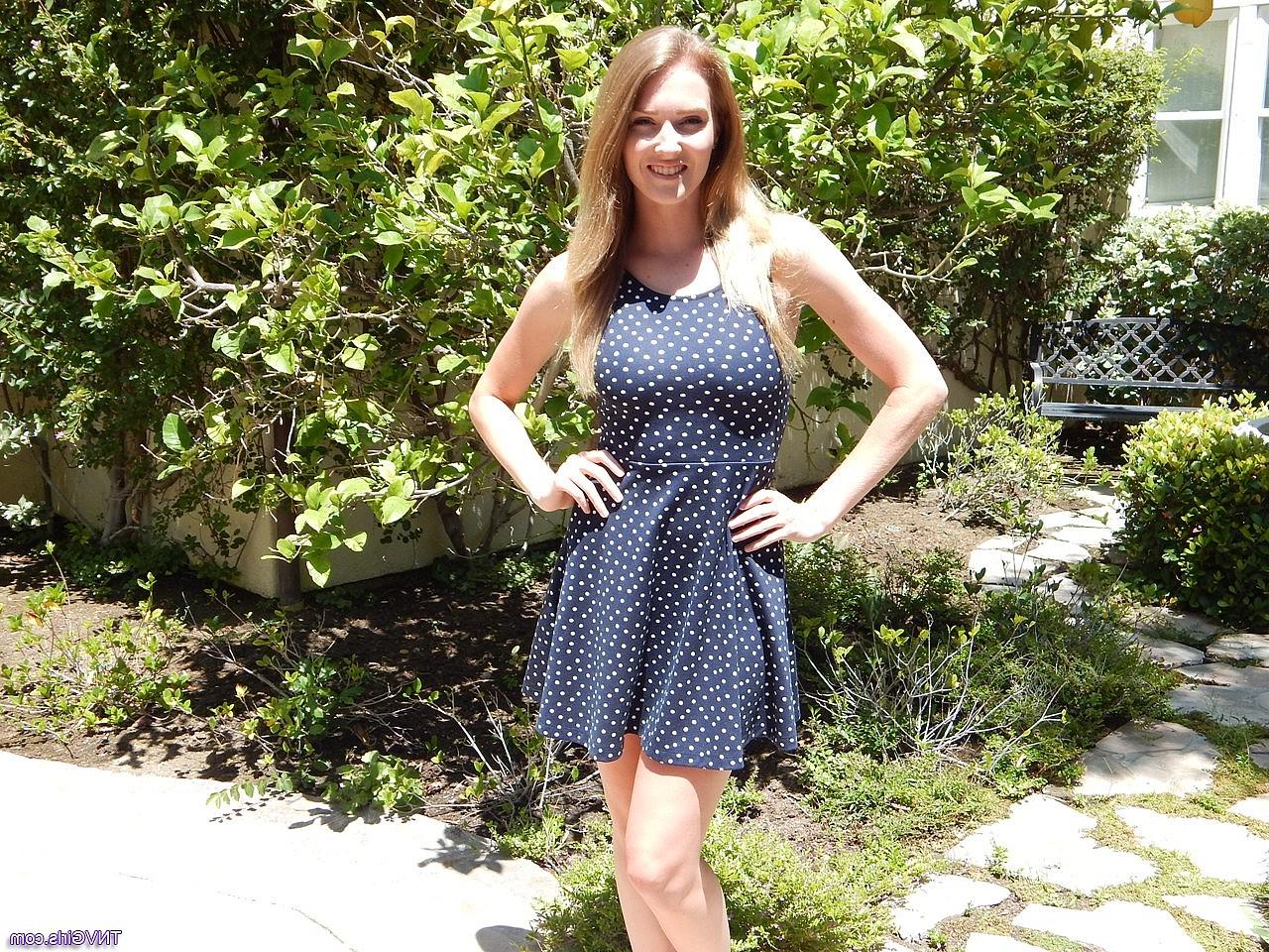20P A adolescente curvilínea Ashley fica nua no jardim e exibe seus grandes juggs e espólio